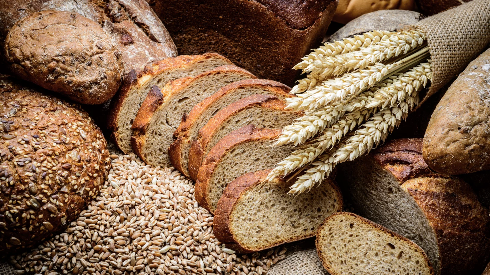 Verschiedene Brote und Getreideähren
