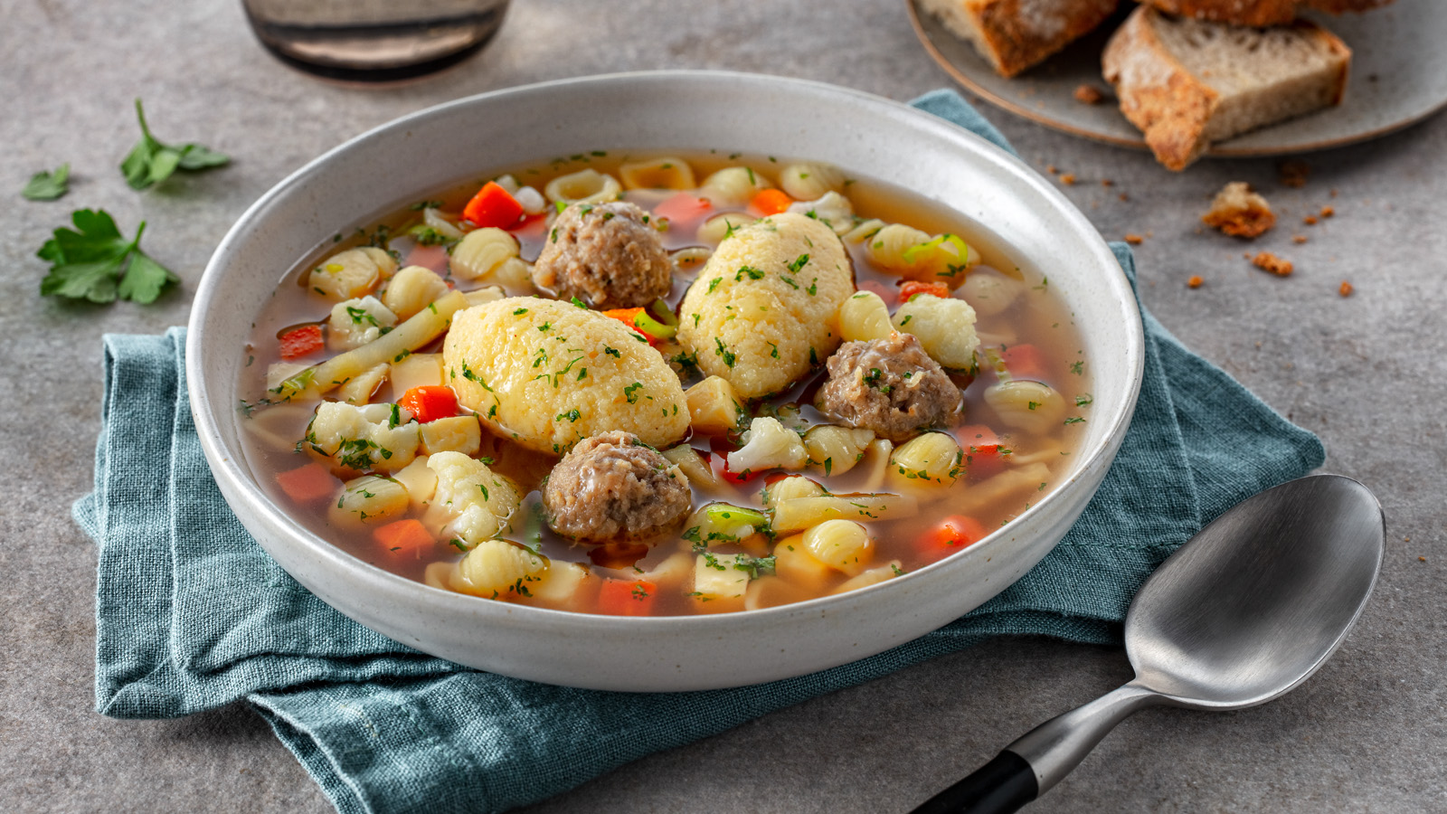 Kräftige Rinderbrühe mit Muschelnudeln und Grießklößen