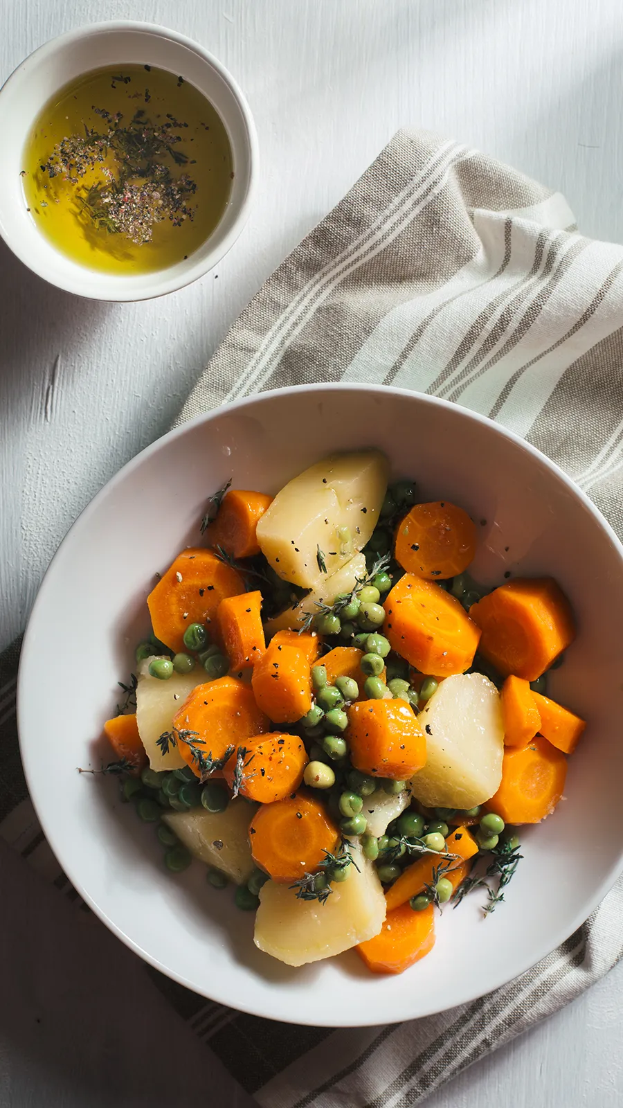 Gekochte Kartoffeln, Möhren und Erbsen in einer Schüssel