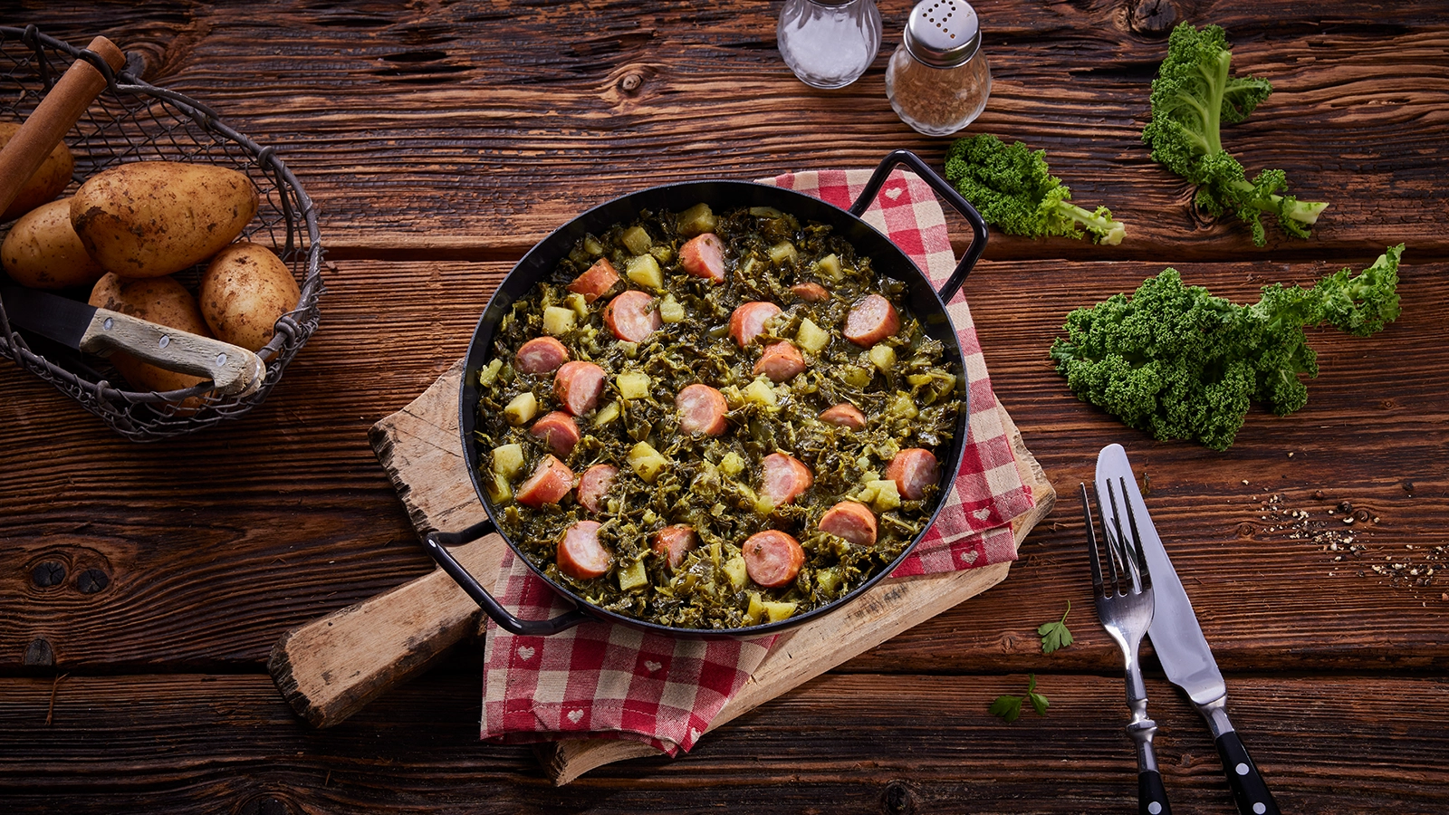 Grünkohlgemüse auf einem Teller mit Kartoffeln