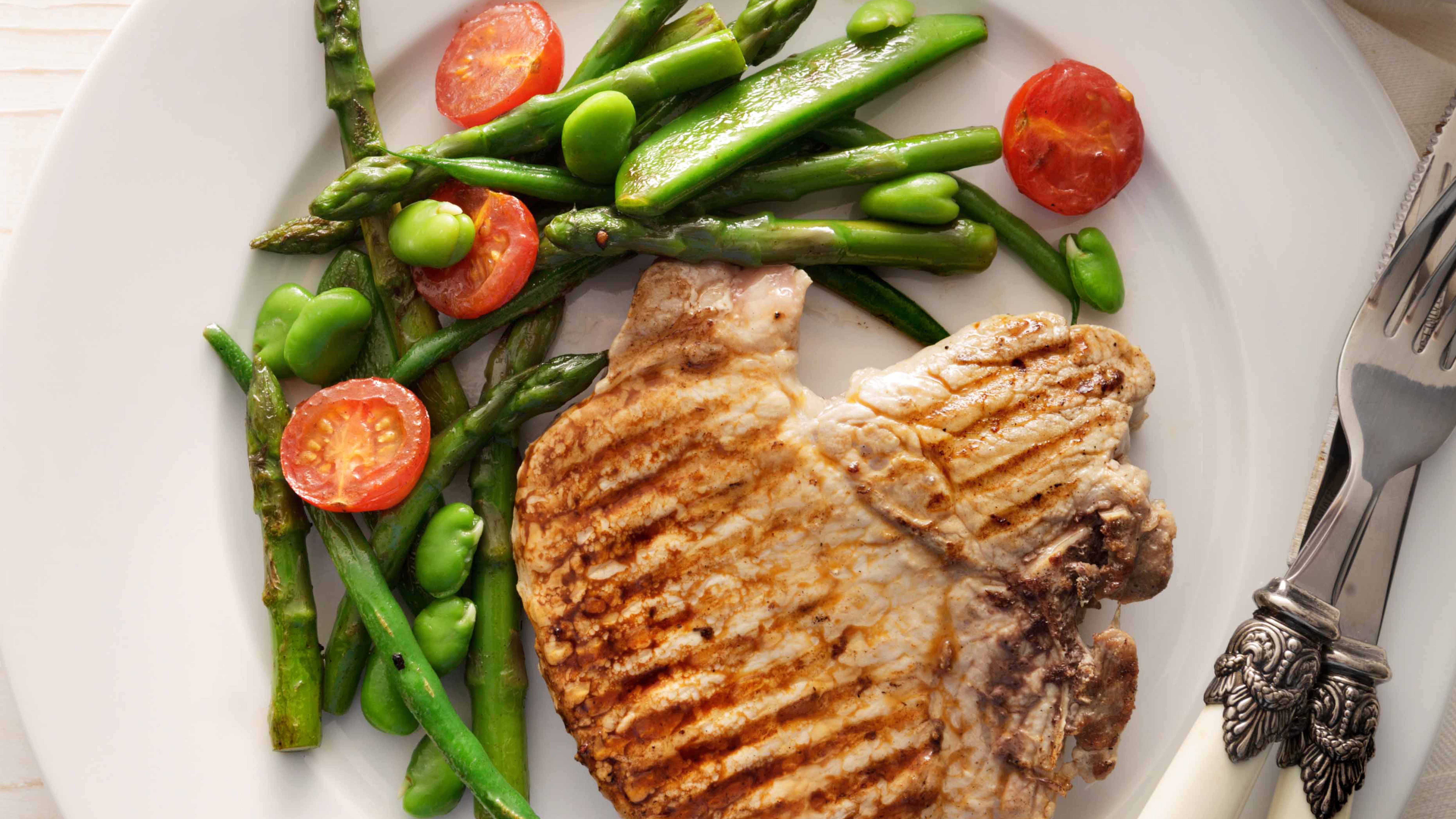 Gegrilltes Kotelett mit grünen Bohnen