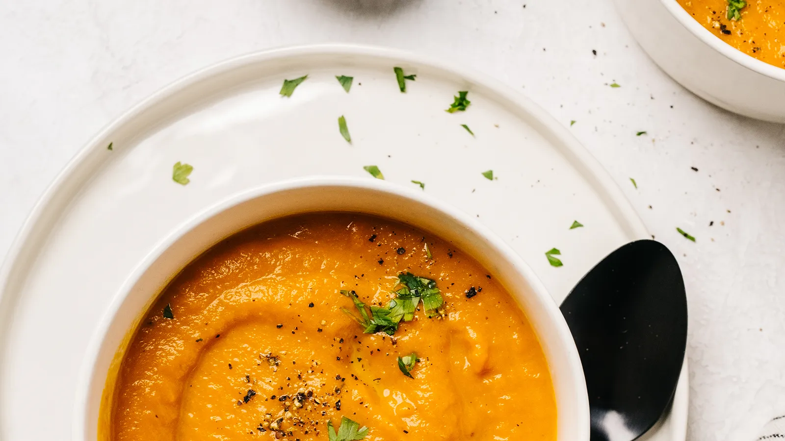 Cremige Kürbissuppe in einer Suppentasse