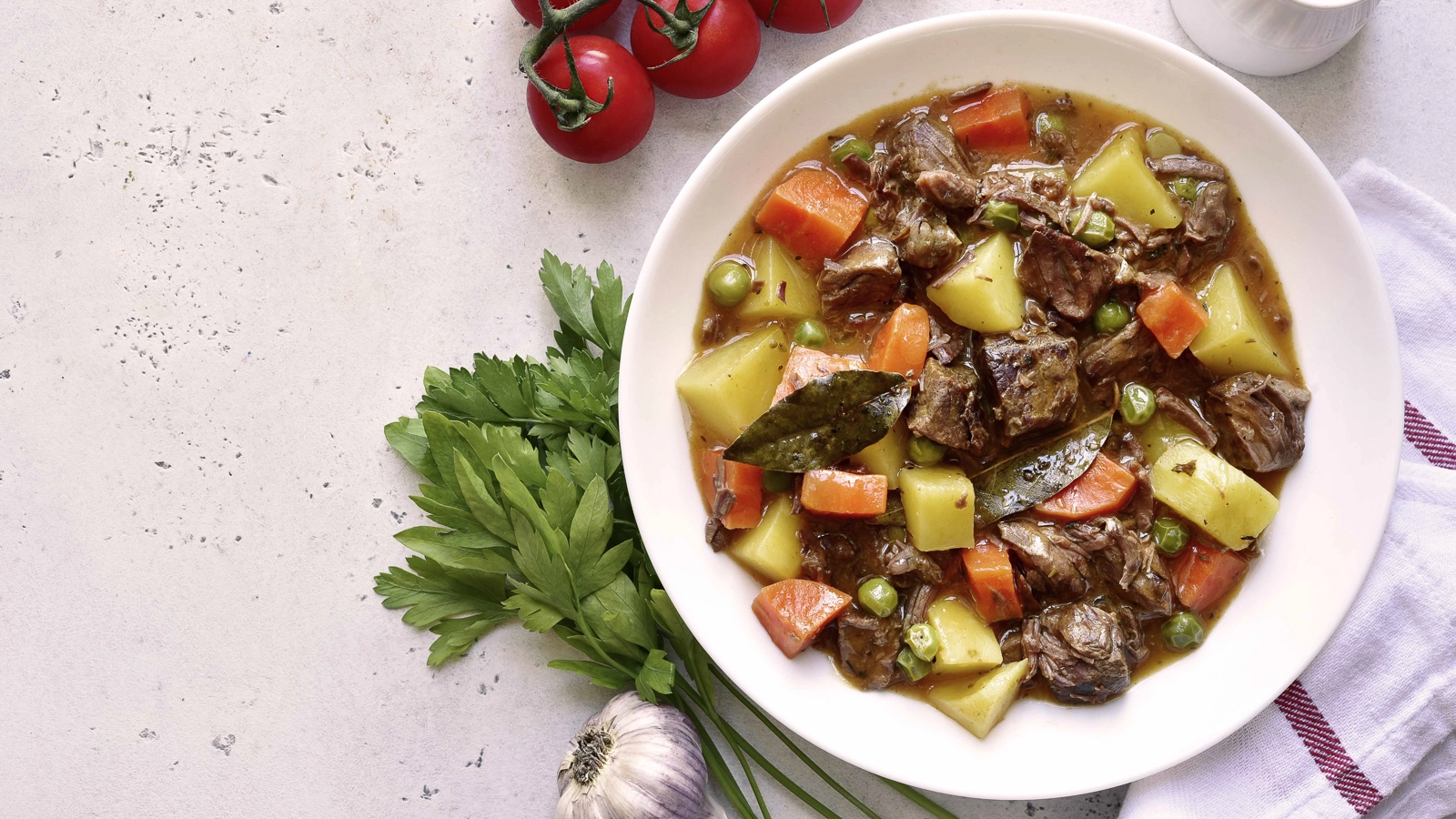 Rindersuppentopf mit Kartoffeln und Möhren