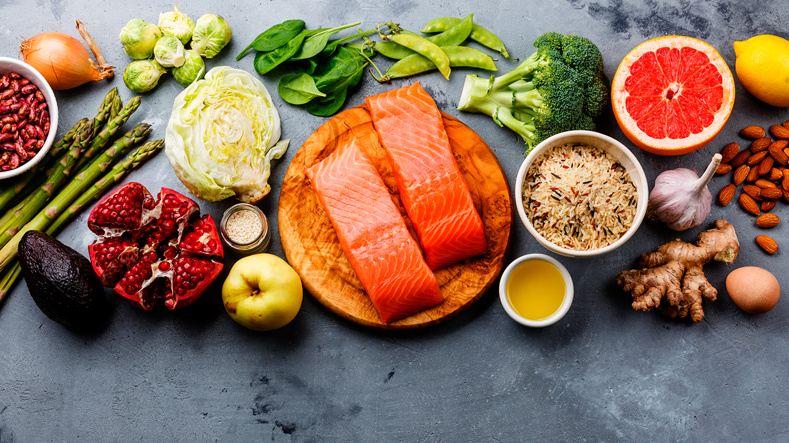 Roher Lachs mit Gemüse