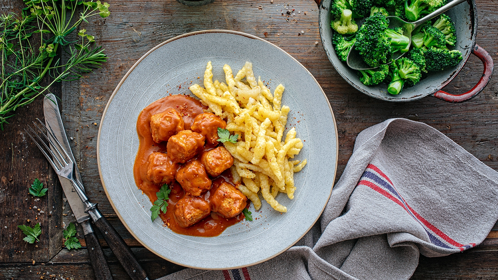 Vegetarisches Rahmgulasch mit Bio Spätzle und Blumenkohl - Brokkoli "naturell"