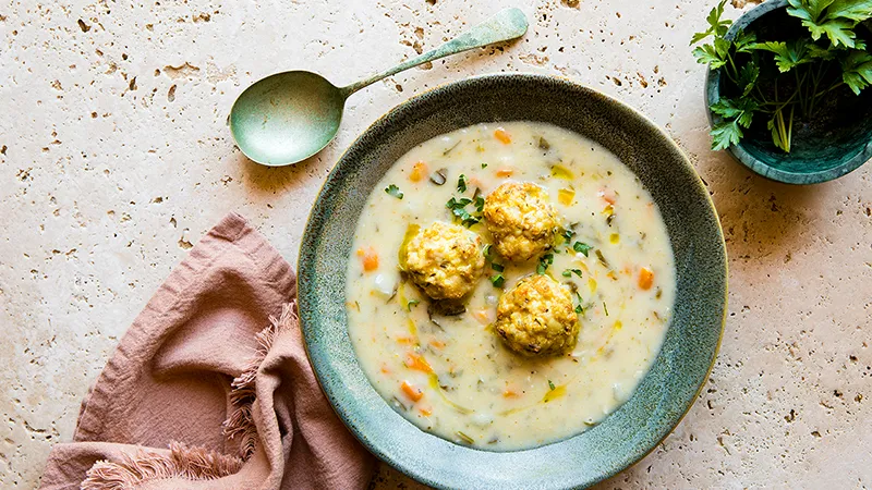 Farbenfroher Eintopf mit herzhafter Einlage und frischen Kräutern