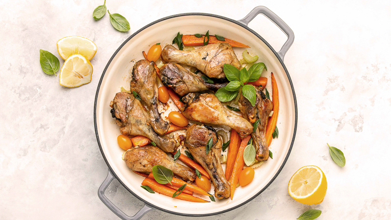 gebratene Hähnchenkeulen in einer Pfanne