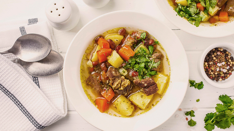 Auf einem Teller liegen Tagliatelle mit einem Hähnchenragout