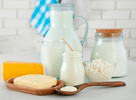 Verschiedene Milchprodukte, Käse, Butter