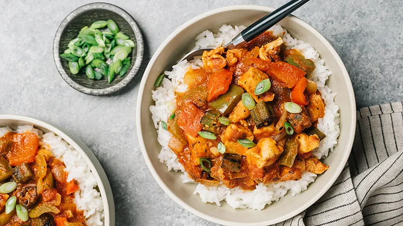 Reisgericht mit Gemüsecurry und frischen Lauchzwiebeln