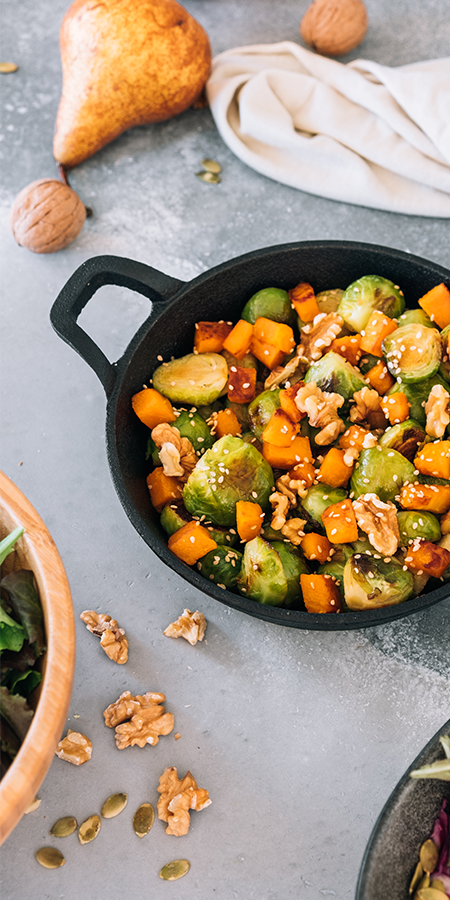 Pfanne mit gebratenem Rosenkohl und Birnen, verfeinert mit Walnüssen