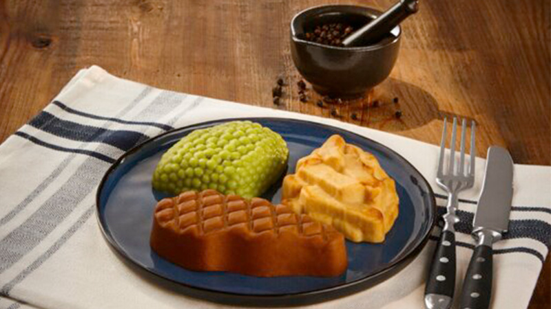 Püriertes Pfeffer-Beefsteak, dazu pürierte Erbsen und Pommes von WinVitalis