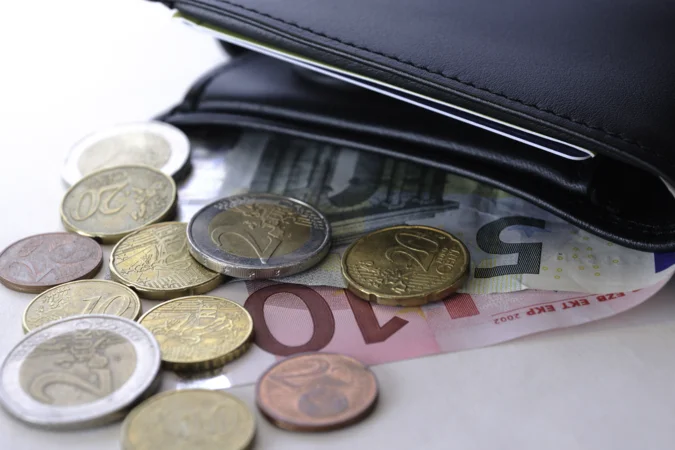 Geldbörse mit verschiedenen Euro-Scheinen und Euro-Münzen