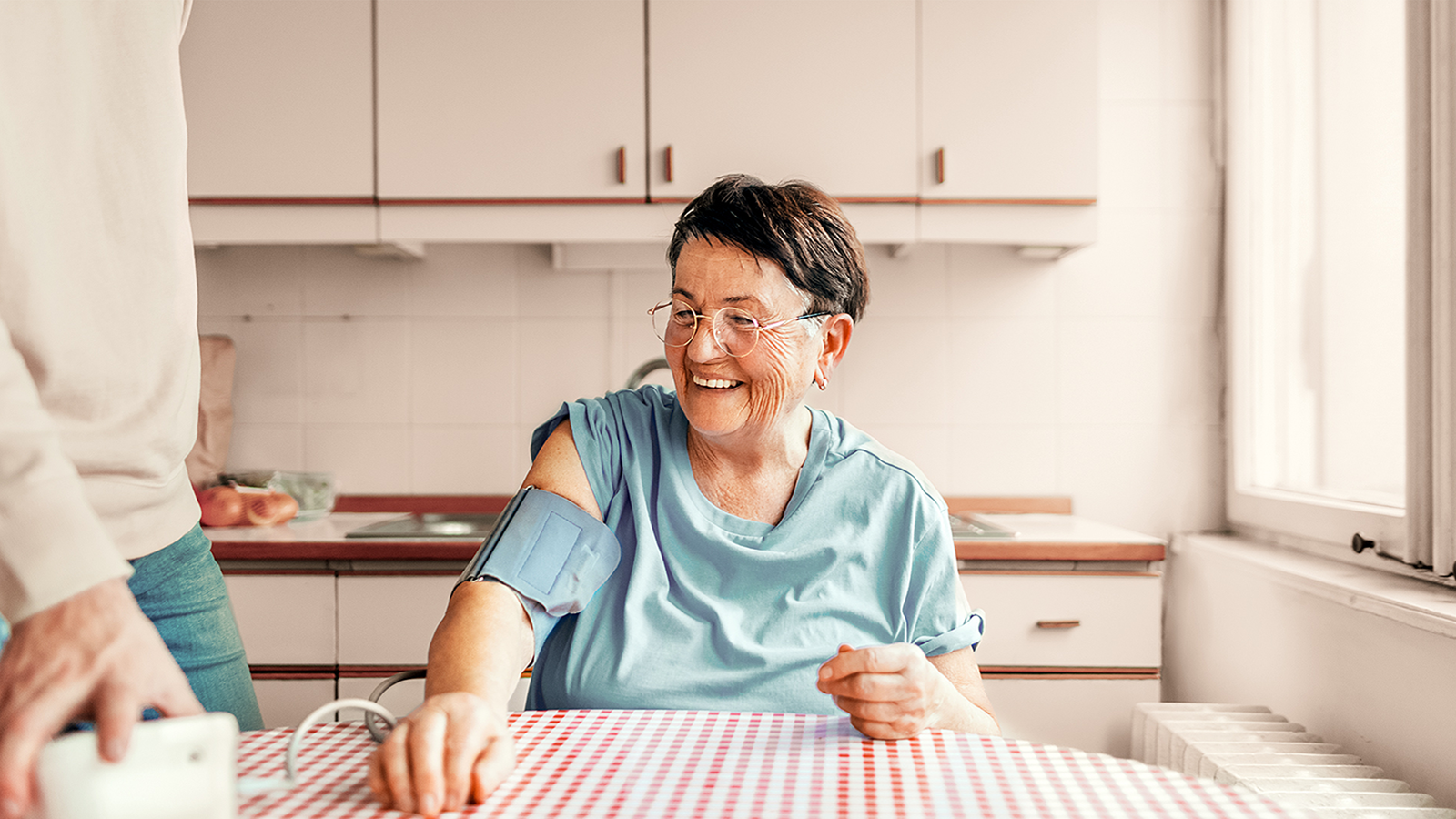 Alte Frau mit Blutdruckgerät