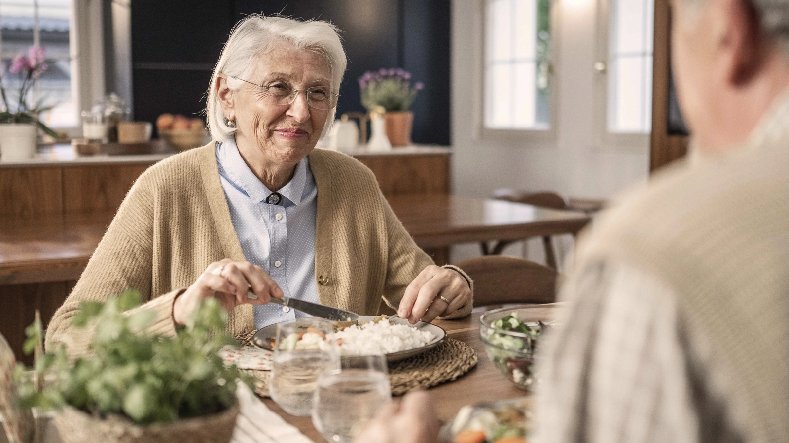 Älteres Ehepaar beim Mittagessen
