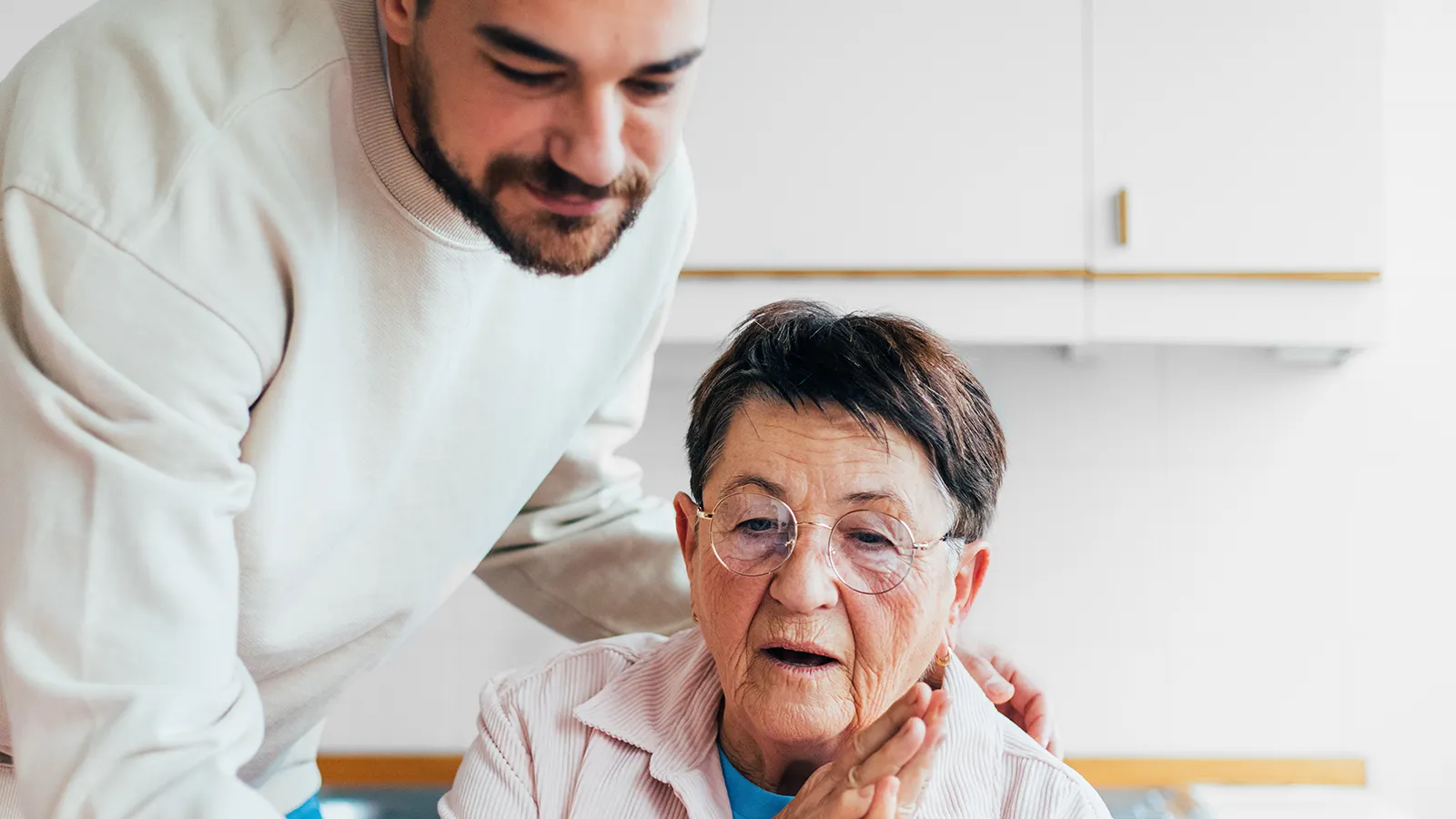 Der Sohn hilft seiner älteren Mutter beim Umgang mit dem Computer