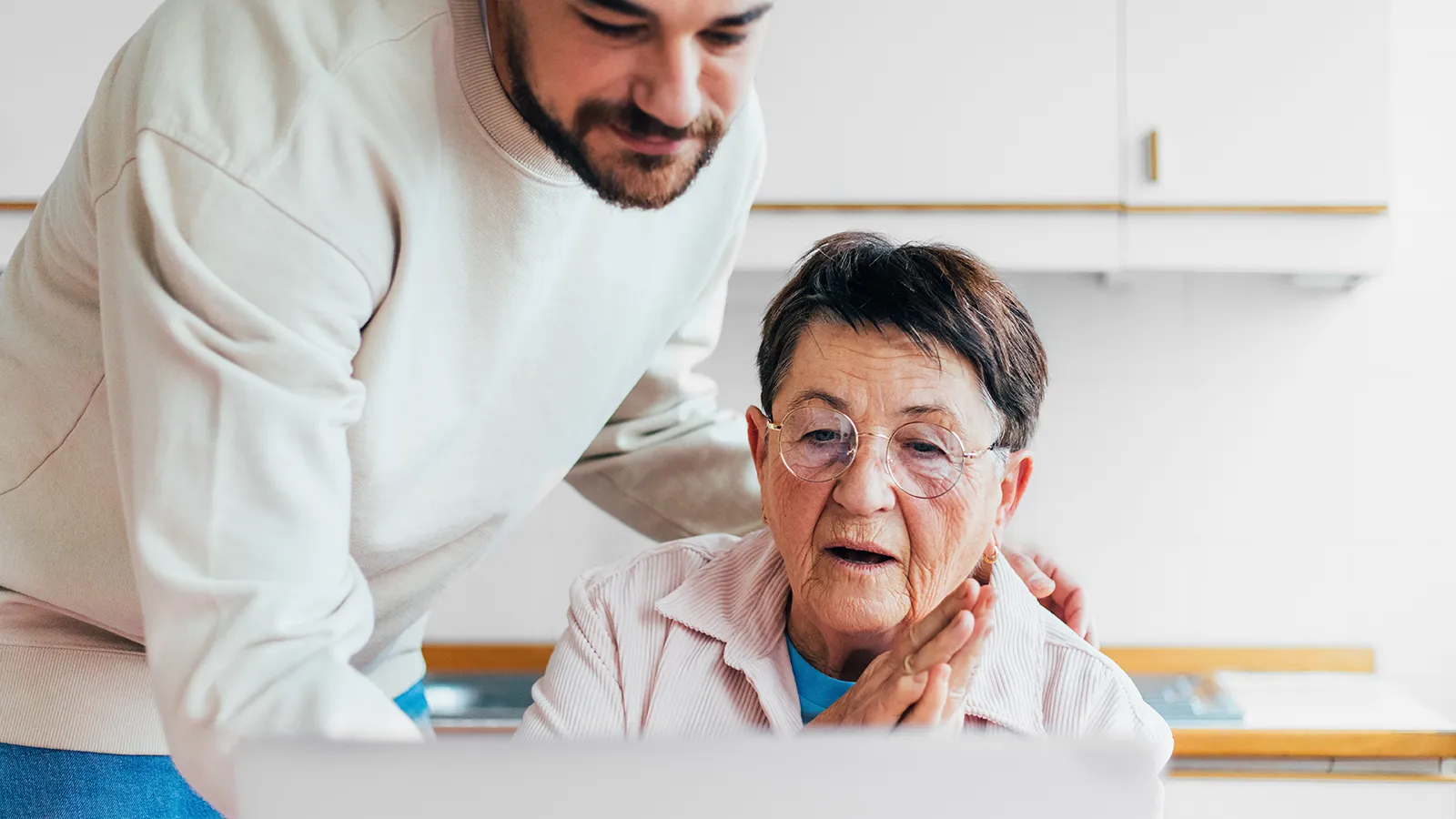 Ältere Dame sitzt am Computer
