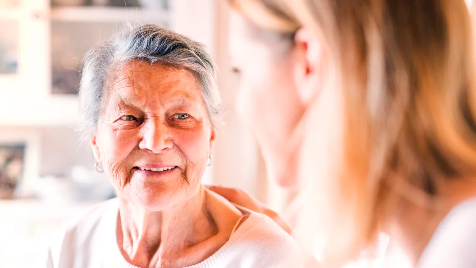 Erwachsene Tochter und ihre Mutter führen ein Gespräch in der Küche