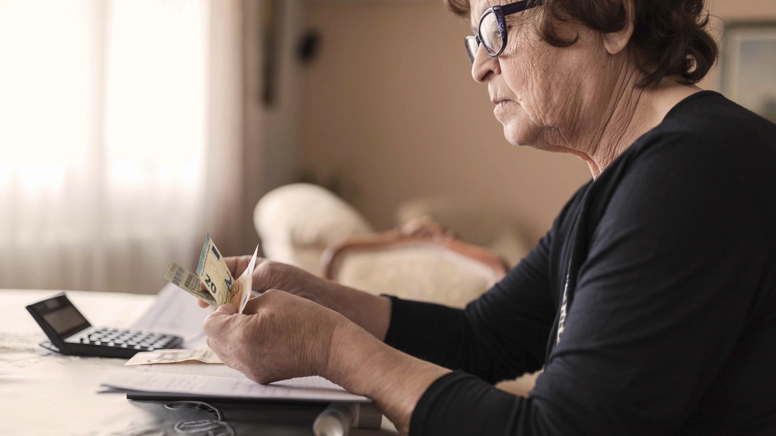 Ältere Frau blickt sorgenvoll