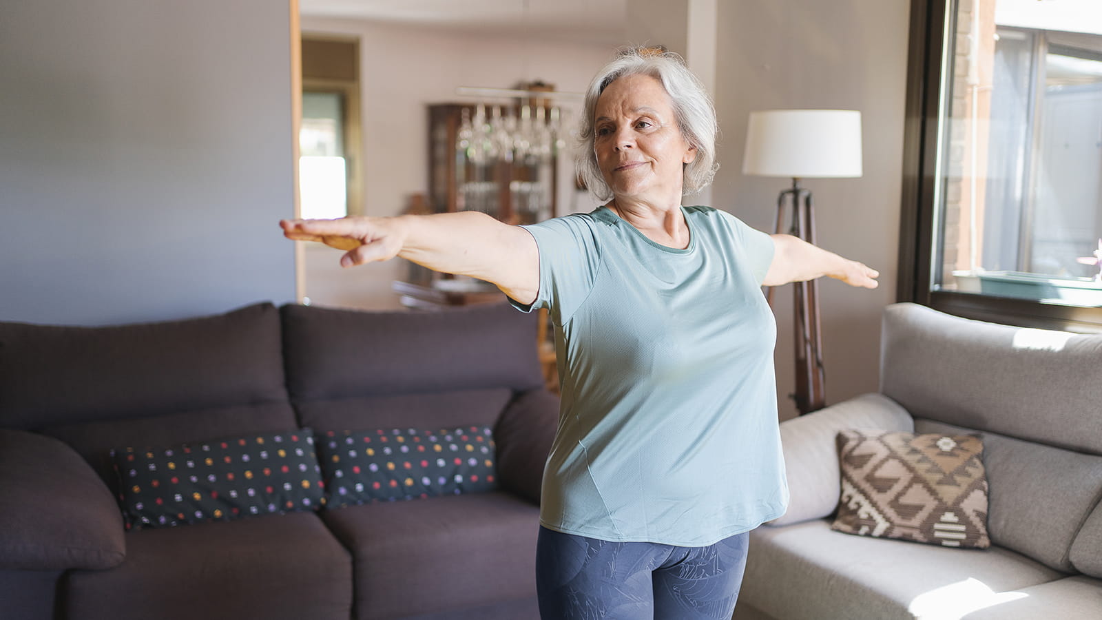 Teller mit gedünstetem Fisch, Salzkartoffeln und gemischtem Gemüse