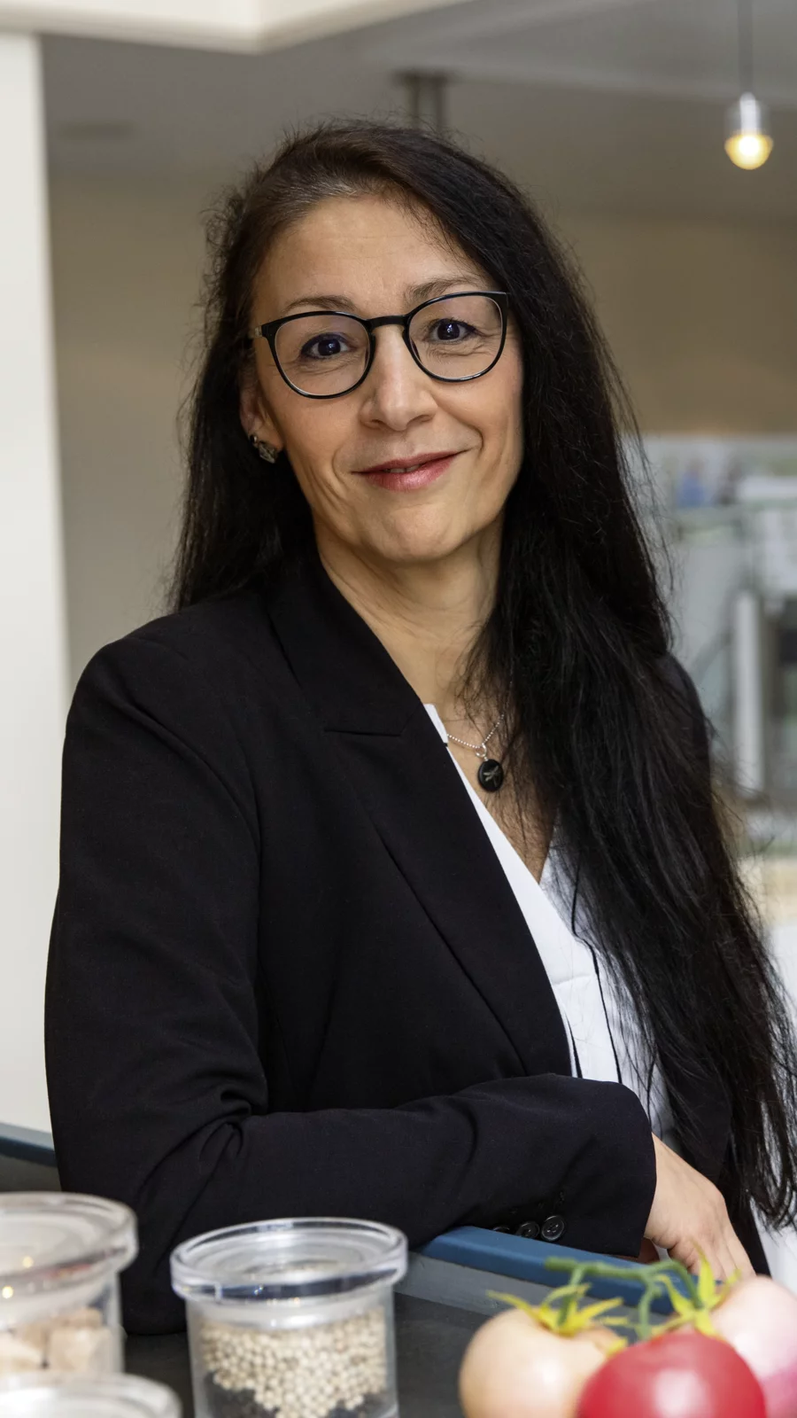 Kerstin steht am alten Gemüsewagen, Hochformat