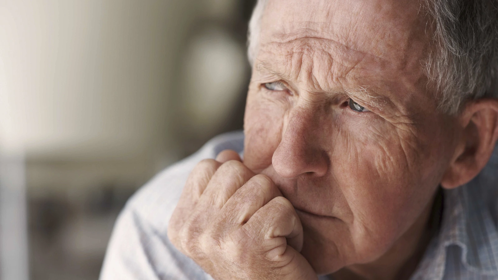 Mann schaut gedankenverloren