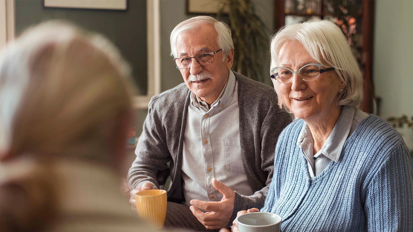 Ehepaar im Gespräch mit der Tochter