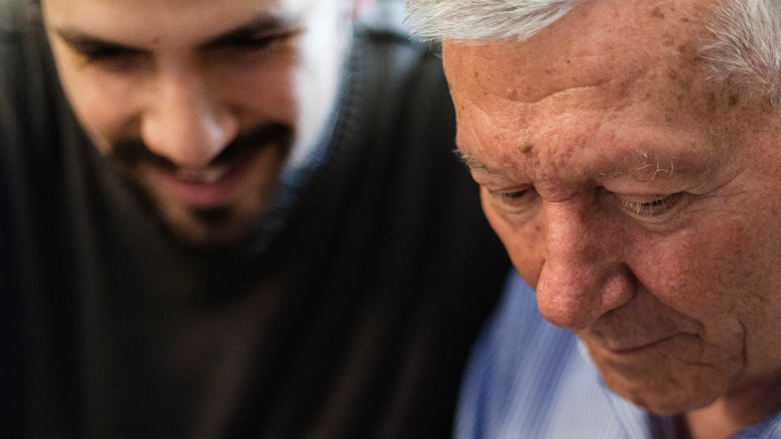 Vater und erwachsener Sohn führen ein angenehmes Gespräch miteinander