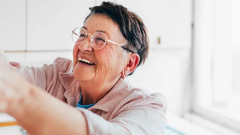 Frau blickt zur Seite und lacht