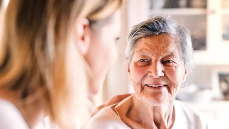 Ältere Frau sitzt mit Ihrer Tochter zusammen