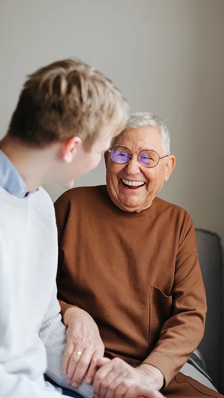 Opa und Enkel lachen gemeinsam