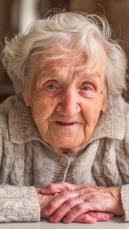 Der Sohn hilft seiner älteren Mutter beim Umgang mit dem Computer