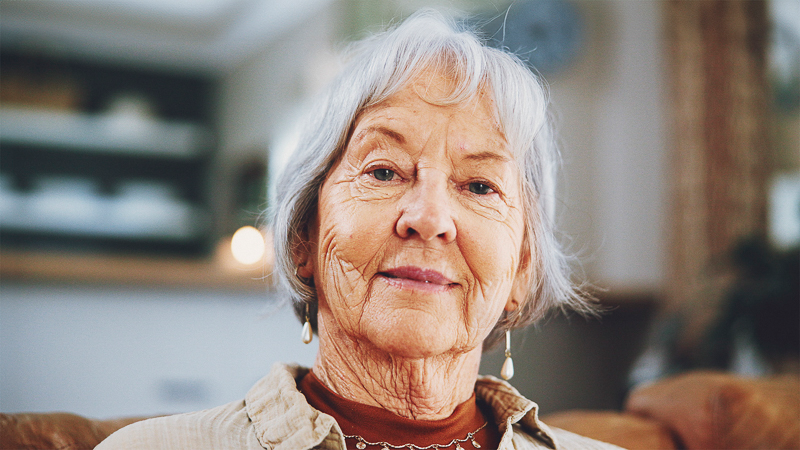 ältere Frau steht in ihrer Küche