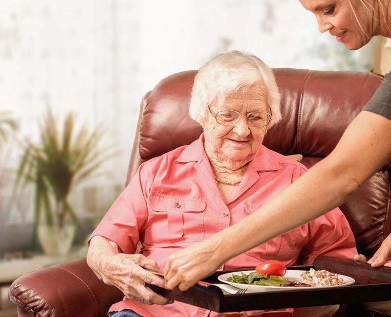 Seniorin bekommt ihr Essen 800_650