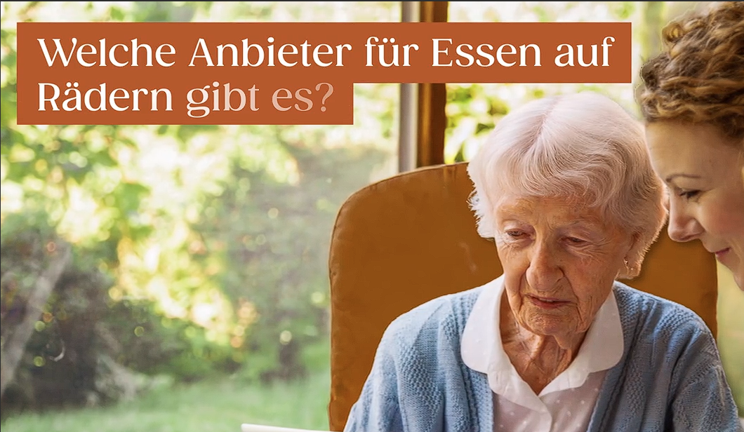 Ältere und jüngere Frau, die zusammen nach einem Anbieter suchen