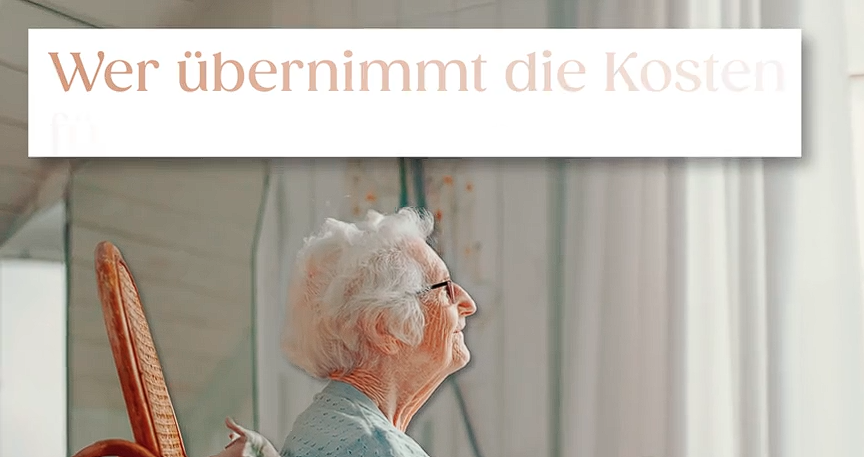 Ältere Dame sitzt im Schaukelstuhl und schaut aus dem Fenster