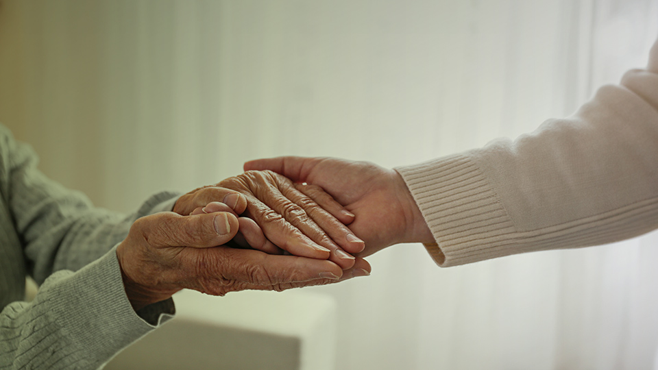 Hände Seniorin und Angehörige