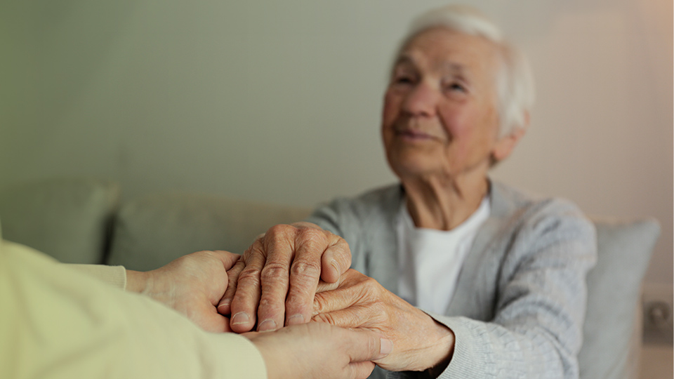 Seniorin Hände halten